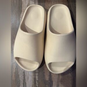 Women Slides in a Sz 7.5